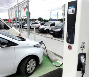 Borne de recharge pour voiture électrique à Avignon (Crédit : jean-louis zimmermann, Flickr)