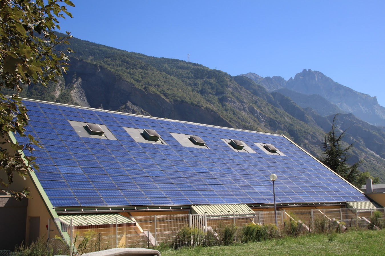 Toitures solaires intégrées : Enerplan assigne l’Agence qualité construction