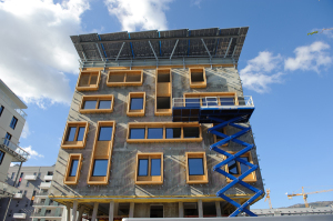 Construction d'un bâtiment tertiaire à énergie positive en Rhône-Alpes (Crédit : A. Bouissou/Ministère du Développement durable)