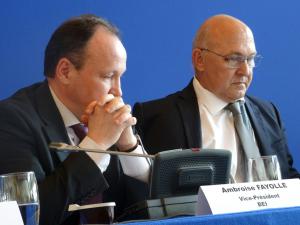 Ambroise Fayolle, vice-président de la BEI et Michel Sapin, ministre des Finances, le 23 juillet à Bercy. (Crédit : Omnes Capital)