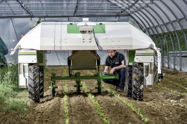 Le robot agricole de Naïo Technologies creuse son sillon