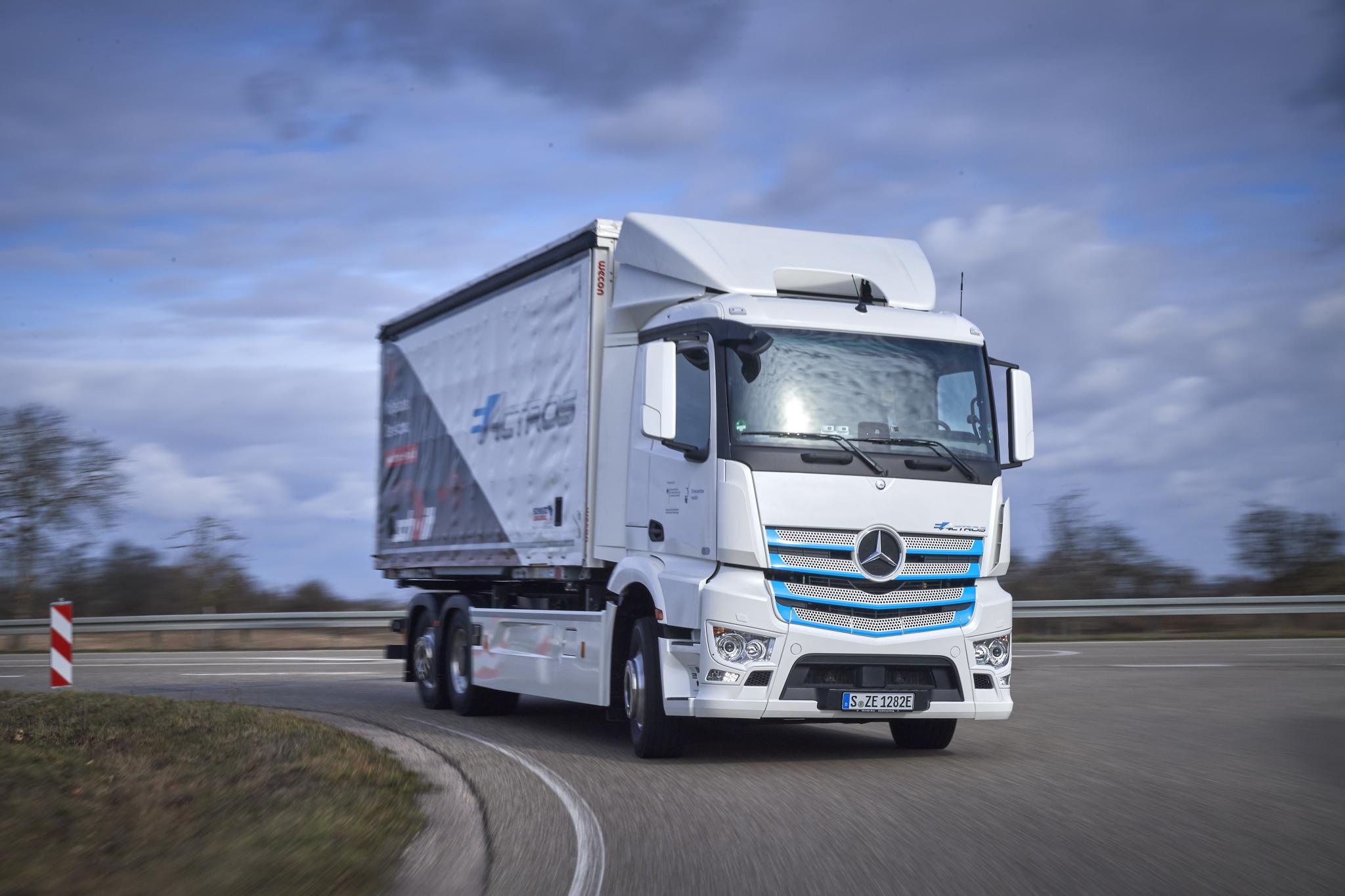 Incendies, foncier, coût : les freins à la recharge des camions ...