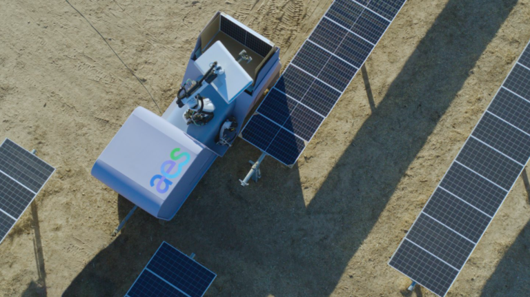 AES lance son robot installateur de panneaux solaires