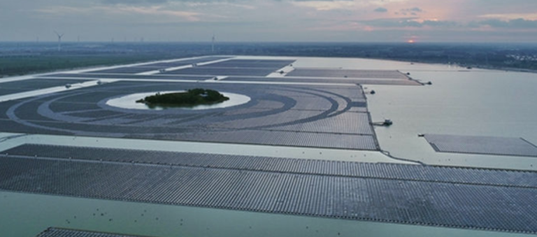 Une centrale solaire flottante de 320 MW en service en Chine