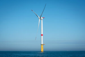 EDF possède fin 2022 13,2 GW de capacité éolienne et solaire nette installée ainsi que 7,1 GW de capacité brute* en construction