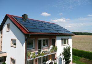 Une maison avec panneaux solaires thermiques sur le toit
