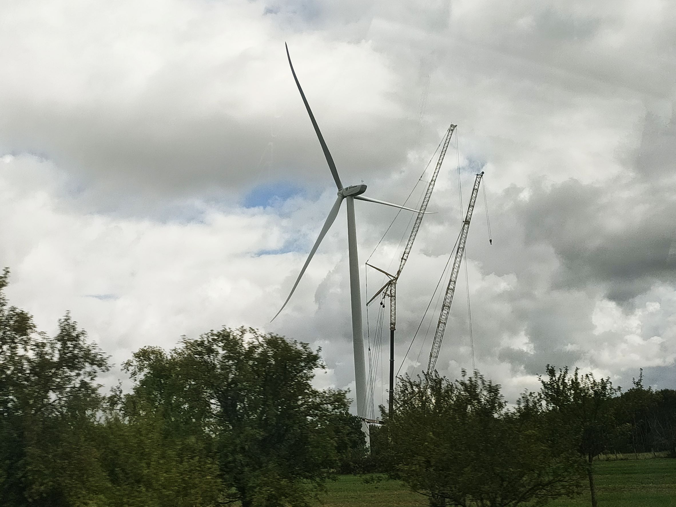 Une éolienne terrestre en maintenance