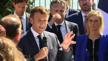 Emmanuel Macron veut des EnR le long des autoroutes et voies ferrées