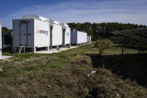Le batteries de Ze Energy dans le parc solaire de Mennetou-sur-Cher