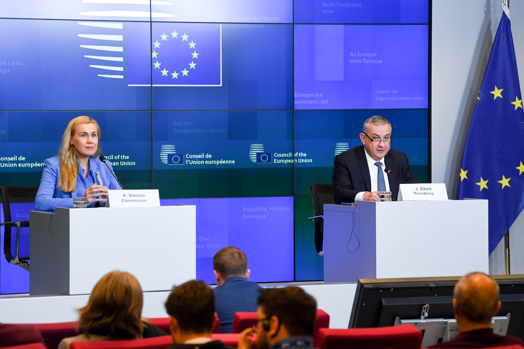 La commissaire européenne à l'énergie, Kadri Simson (G) et le ministre tchèque de l'industrie, Jozef Sikela (D)