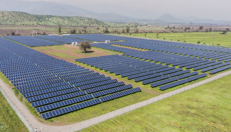 A Haget dans le Gers, plusieurs opposants se sont installés près du terrain communal prévu pour une centrale solaire de 7 MW de CVE