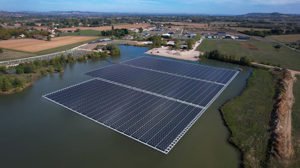 Parc solaire flottant développé par Amarenco avec les flotteurs de Ciel & Terre à Montpezat (Gard)