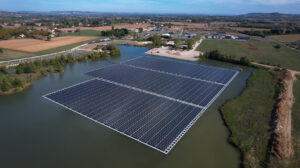 Parc solaire flottant développé par Amarenco avec les flotteurs de Ciel & Terre à Montpezat (Gard)