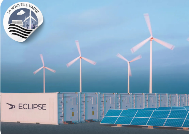 Champs d'Éolienne, de Panneaux Solaires et de batteries de stockage