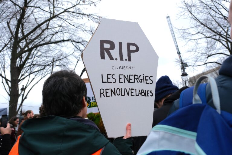Les salariés des EnR préparent une manifestation lors du colloque du Ser